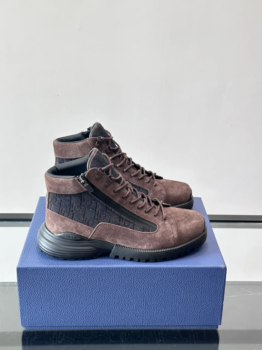 p600 "Dio＊" Combat Oblique high-top sneakers, black glossy leather + Oblique presbyopic canvas splicing, low-key luxury and super recognizable. The EVA sole is lightweight and cushioned, making it comfortable for daily wear or long walks. The high-top design is perfect for support, and the tongue and sole have the "DIOR" logo. You must pay attention to details! Whether it is casual or urban style, it can be easily controlled. It is a high-end luxury item that combines fashion and function. It is a popular choice for men's shoes size: 39-44 (38.45 customized)